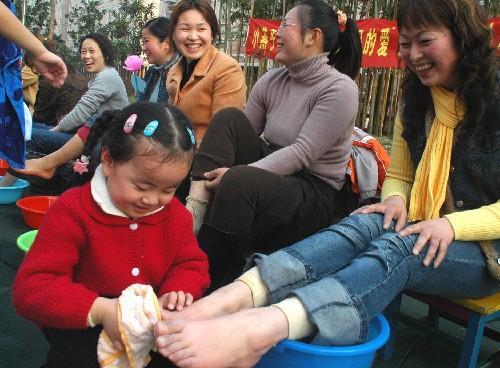 公益广告上给妈妈洗脚的小男孩，如今长大了，22岁的他你认出来吗