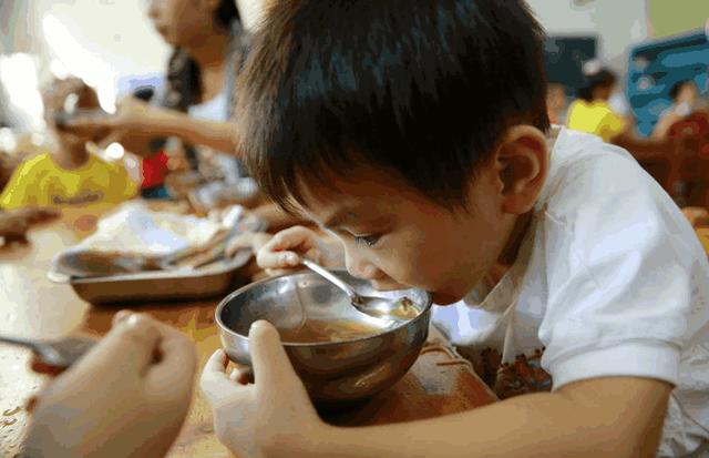 孩子总是比别的孩子矮半截，原来都是因为妈妈的错，好妈妈赶紧改正