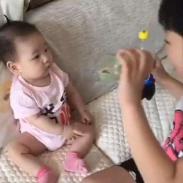 小妹妹不喜欢喝水，机智的小姐姐让妹妹喝水，让笑到泪目