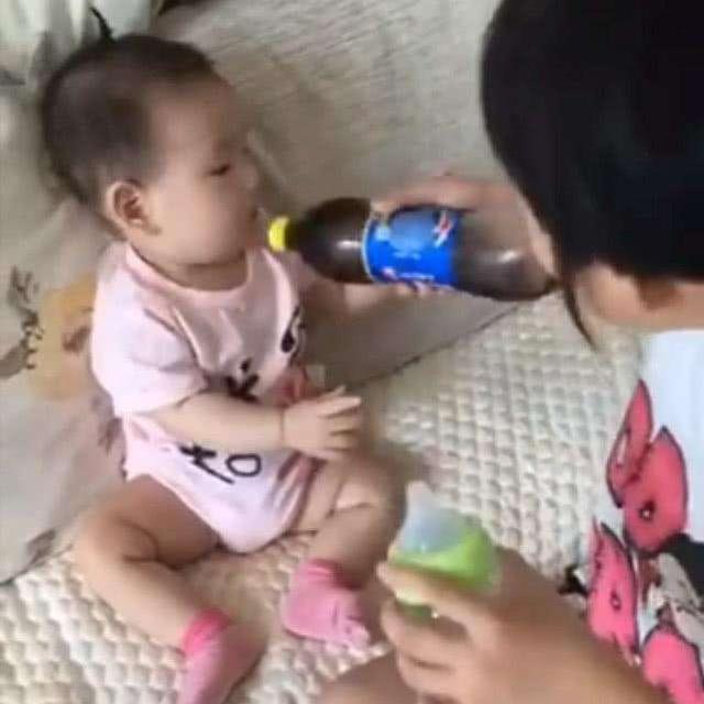 小妹妹不喜欢喝水，机智的小姐姐让妹妹喝水，让笑到泪目