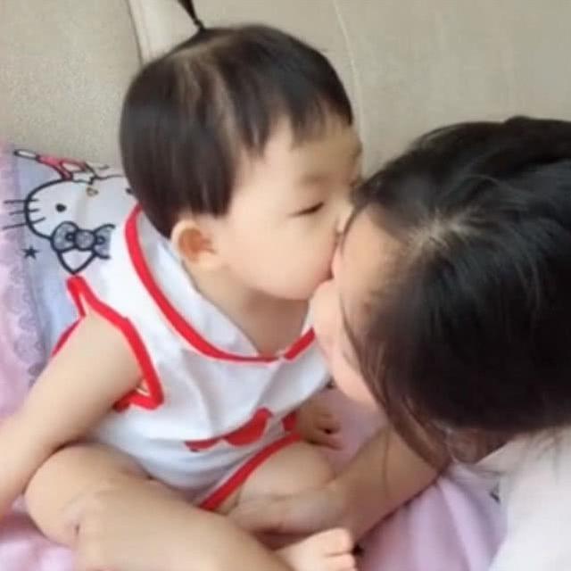 姑姑让宝宝亲自己，宝宝亲完之后的动作，让姑姑乐翻
