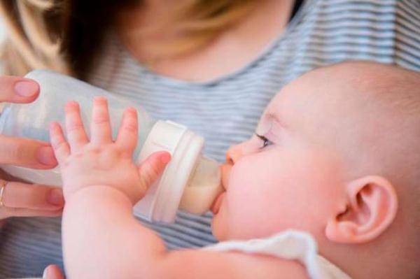 你真的会冲奶粉吗？方式不对会伤害宝宝的健康，家长不要大意了