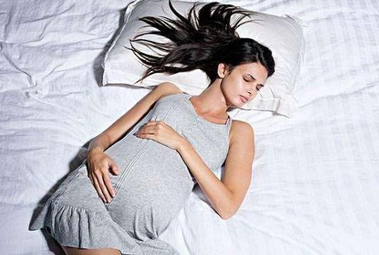 怀孕期间，孕妈怎么“睡”才更舒服，还不会伤到肚子里的宝宝？