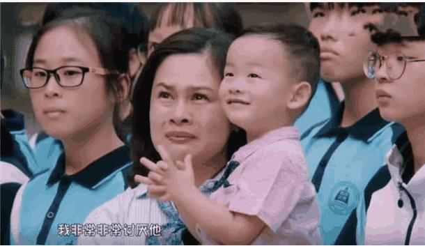 18岁女孩台上高喊：最讨厌弟弟，妈妈无法接受，网友：心疼弟弟