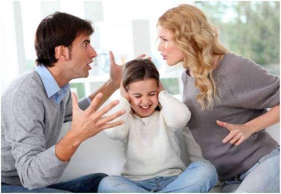 当爸爸在教育孩子的时候，妈妈的这两种做法不合适，会伤害到孩子