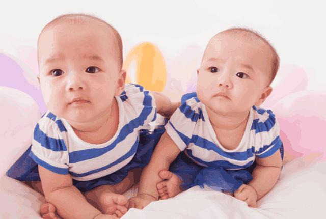 一对双胞胎，奶奶和外婆各带一个，一个月后接回家，妈妈迷茫了