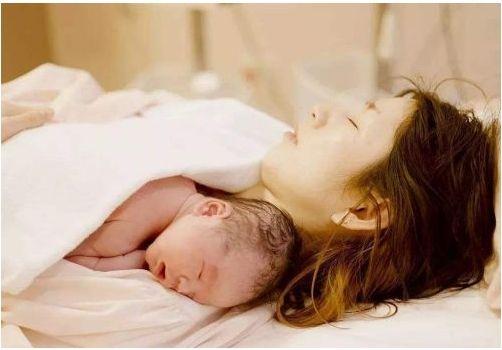 产妇产后24小时,顺产和剖腹产都需要做的这三件事,越早越好