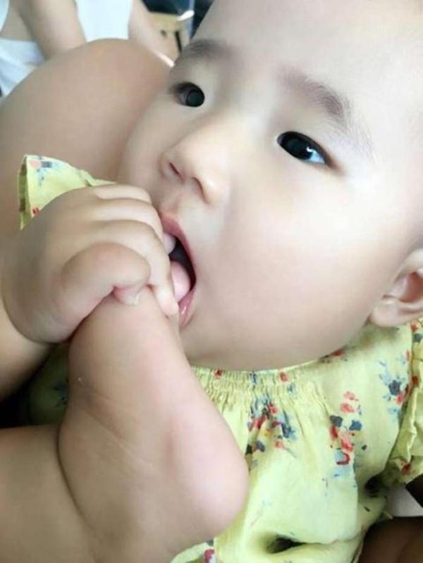 刚出生的小孩在这个月有吃脚丫行为，表明智力很高，宝妈就偷乐吧