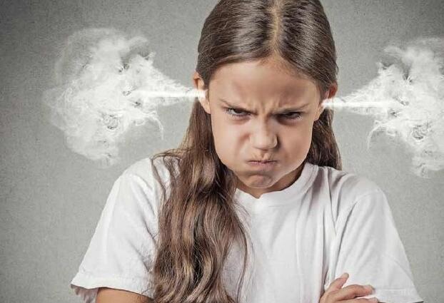 在父母吼叫中长大的孩子，面临的4种成长弯路，外人看了都不忍心