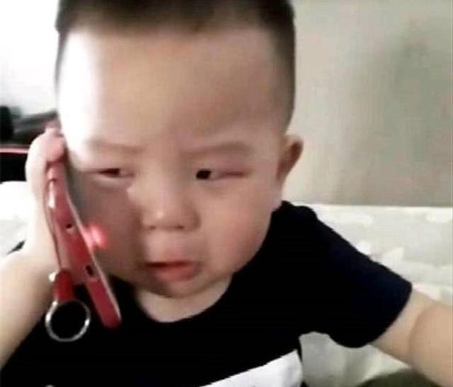 儿子调皮被妈妈教训，妈妈上洗手间回来，看到儿子笑喷了