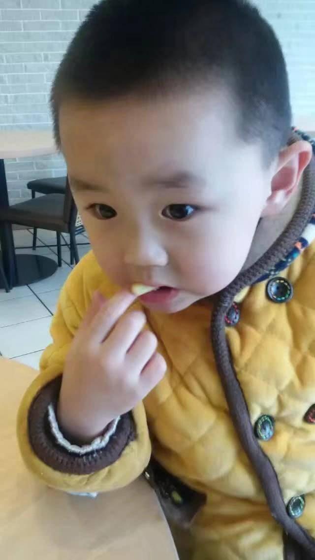 宝宝刚生下来太丑，别担心，有这几个特征准是个美人胚子