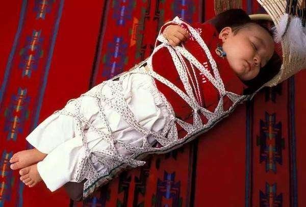 妈妈这样的行为只会伤害宝宝的腿，别不当回事了，很多人还在做