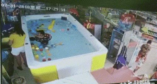1岁女儿泳池溺水脑死亡：3次呼救，妈妈在一旁看手机无动于衷