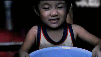 公益广告上给妈妈洗脚的小男孩，如今长大了，22岁的他你认出来吗