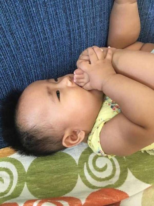 刚出生的小孩在这个月有吃脚丫行为，表明智力很高，宝妈就偷乐吧