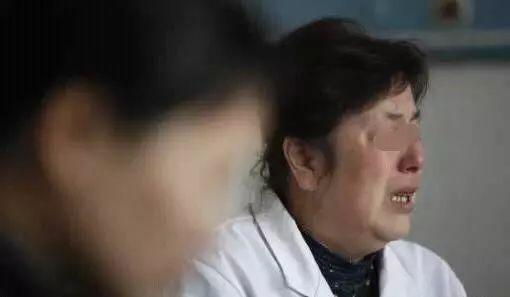 宝妈来产检，却一直戴着口罩，大夫摘掉一瞧，泪水沾湿衣裳