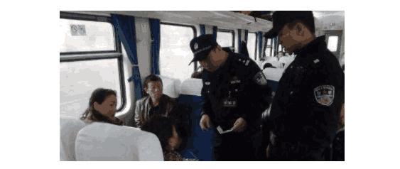 5岁女孩一上火车就假笑，好奇的乘客问了一问题，救了女孩性命