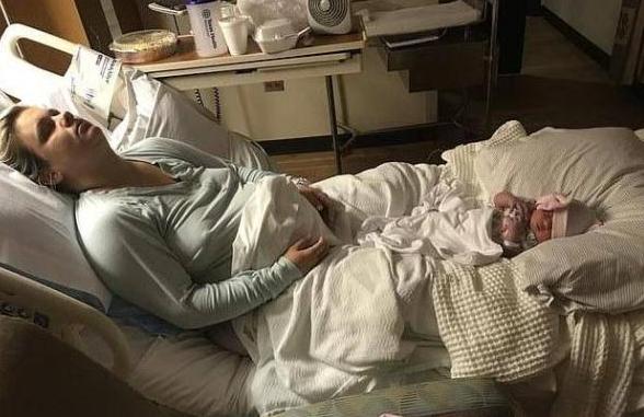 出生12天婴儿因陌生人的吻死去，母亲哀求“别再亲吻别人孩子”
