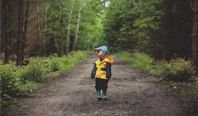 千万不要在孩子面前做的4种行为，孩子会学你的一切