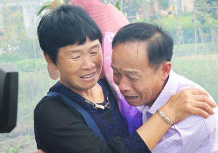 孕妇顺产8斤健康男婴，家人抱头痛哭，护士一旁擦泪