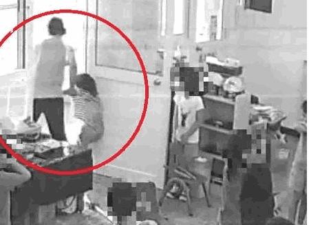 5岁女童幼儿园被烫伤，血肉模糊，老师却粗暴将其拽出教室