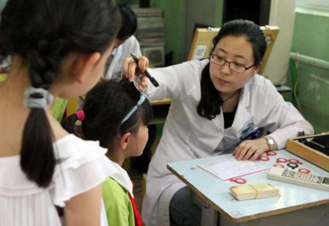 6岁女孩性早熟，送医检查宝妈得知原因懊悔不已，别给孩子吃此物