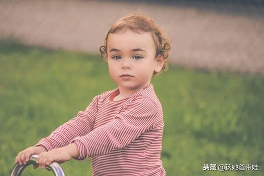 孩子是父母的一面镜子，想要孩子成为暖男，当爸的多做点