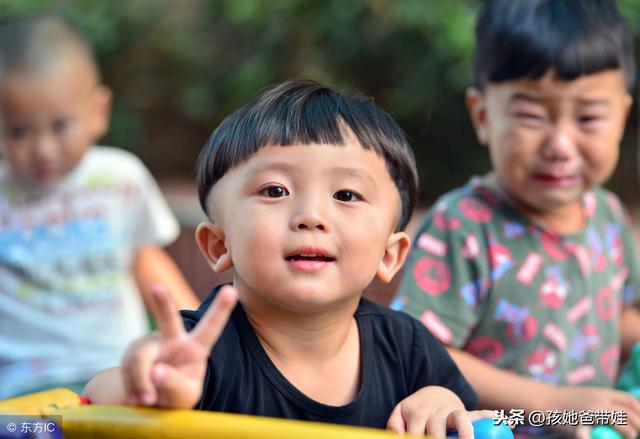 父母教会孩子玩分类游戏,孩子学会重复动作,专注力自然提升