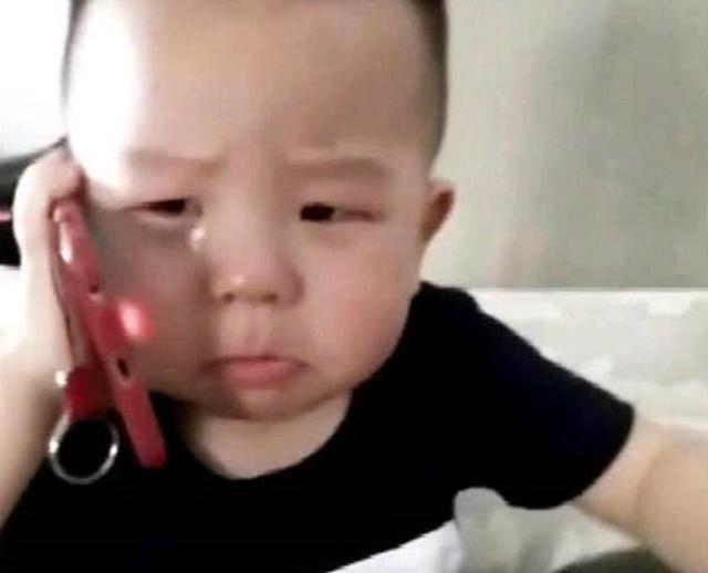 儿子调皮被妈妈教训，妈妈上洗手间回来，看到儿子笑喷了