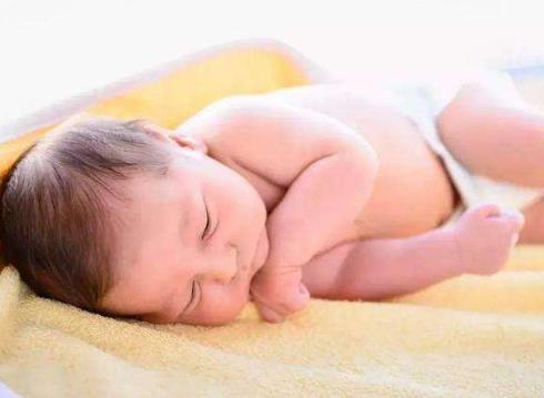 家长发现宝宝这样睡觉要及时纠正，影响大脑发育和身高，别忽视