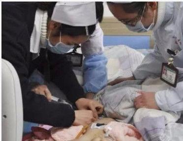 孩子睡着后妈妈去洗衣服，接下来这幕让她追悔莫及，妈妈们要留意