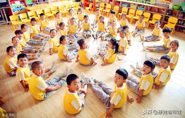 父母教会孩子玩分类游戏,孩子学会重复动作,专注力自然提升