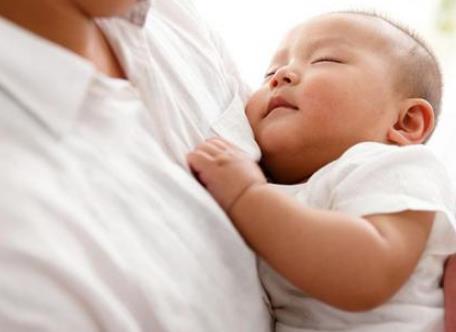 家长发现宝宝这样睡觉要及时纠正，影响大脑发育和身高，别忽视