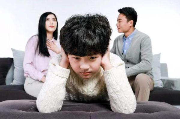 当爸爸在教育孩子的时候，妈妈的这两种做法不合适，会伤害到孩子