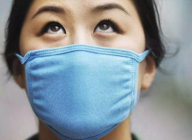 宝妈来产检，却一直戴着口罩，大夫摘掉一瞧，泪水沾湿衣裳