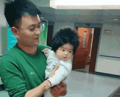 1岁孩子成“万人迷”,走到哪都惹人喜爱，宝宝头发实在太惊艳