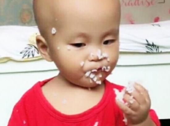 妈妈要锻炼儿子自己吃饭，结果气得脑袋冒烟，网友：洗洗还能要！