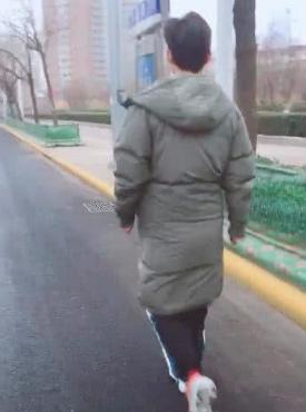 奶爸带娃出门走红，转身那一刻，都想去做宝宝了