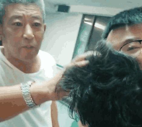 1岁孩子成“万人迷”,走到哪都惹人喜爱，宝宝头发实在太惊艳