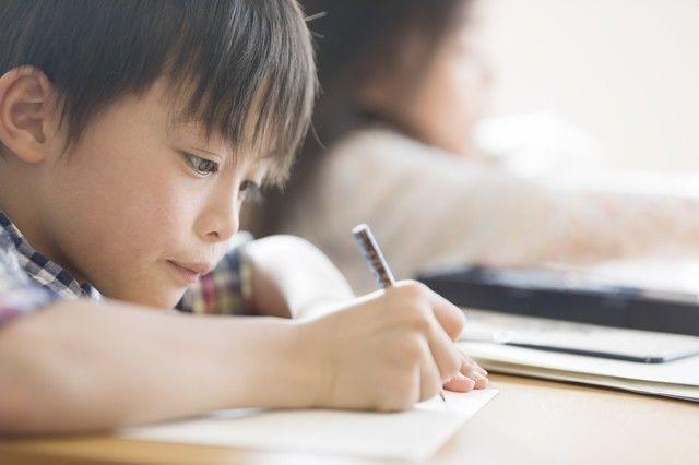 日本家长把儿子手写的7000字制成“儿童新字体”，用在恐怖游戏里竟毫不违和，火爆全网！