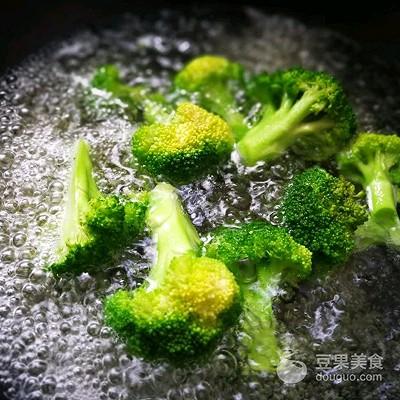 西兰花炒虾仁的做法