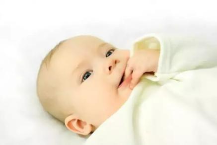 宝宝这3个表现不是捣乱，是智力发展的信号