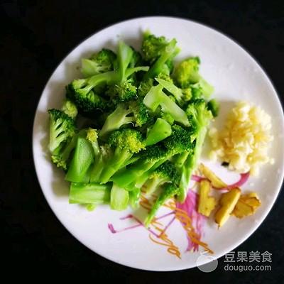 西兰花炒虾仁的做法