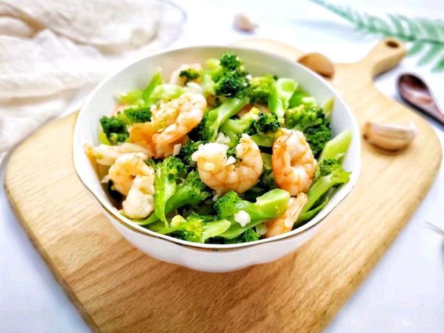 西兰花炒虾仁的做法