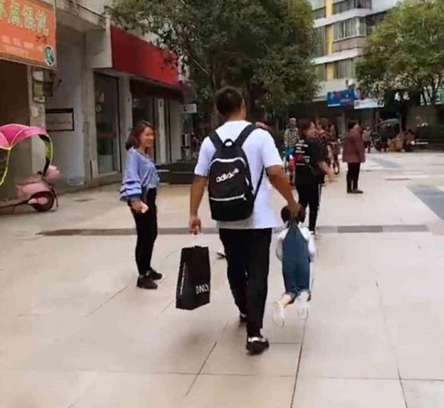 奶爸陪着女儿逛街，女儿累了求抱抱，奶爸做法实在太高明
