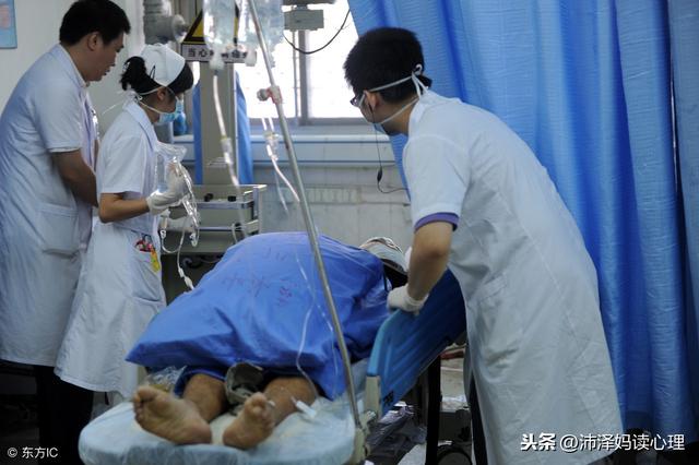 辟谣：宝宝头上磕了一个包，揉一揉能消肿？其实处理不当才更危险