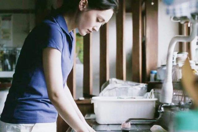 孩子说耳朵痒，医院检查结果出来后，妈妈将姐姐赶出门