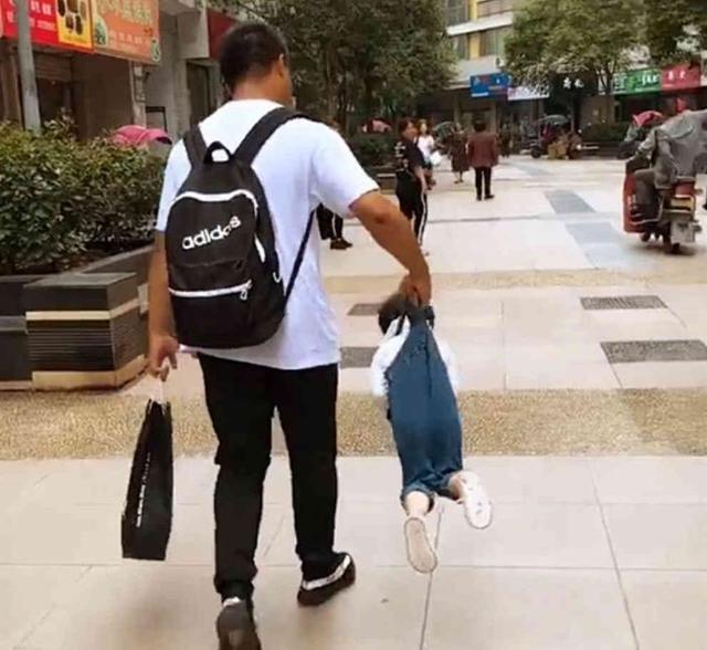 奶爸陪着女儿逛街，女儿累了求抱抱，奶爸做法实在太高明