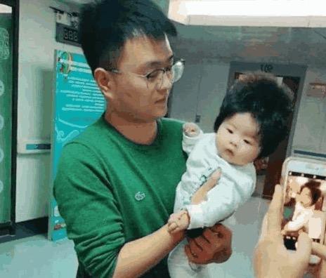 1岁孩子成“万人迷”,走到哪都惹人喜爱，宝宝头发实在太惊艳