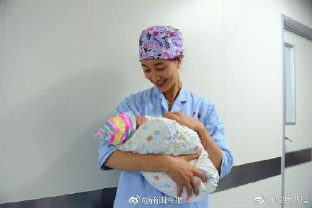 赞！这一跪，挽救了一个生命！柳州美女助产士跪地完成生命托举